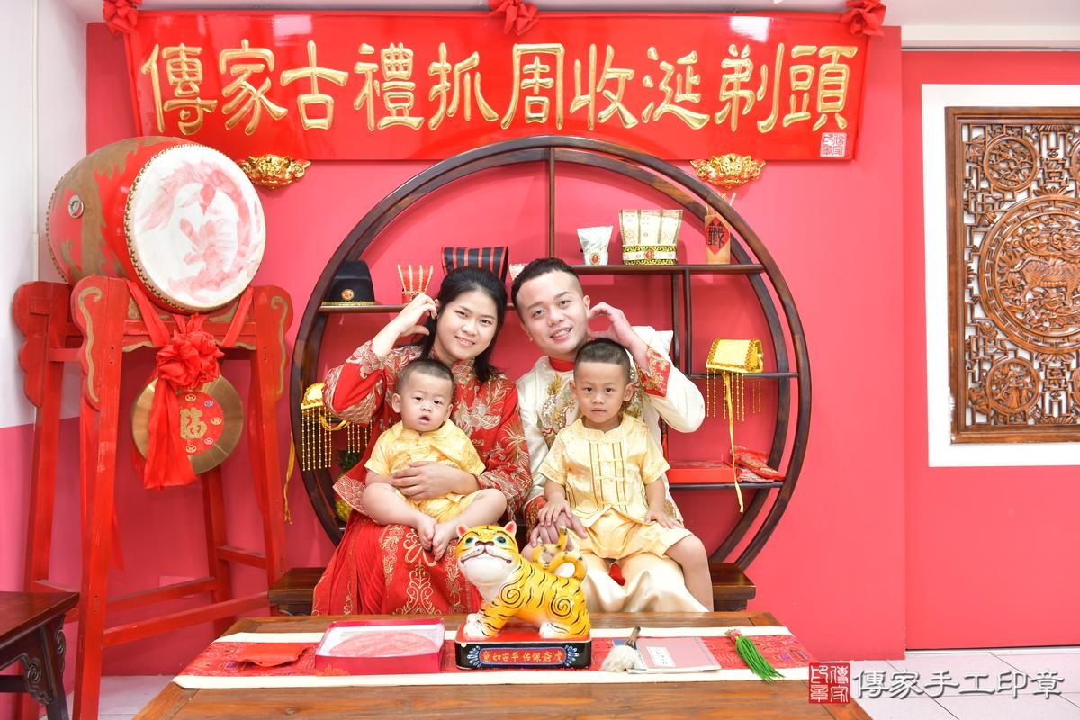 傳家手工印章台中店、抓周、度晬、中國風會場、抓周道具物品、抓周證書、滿周歲、睿睿寶寶、台中市、拍照、生日快樂 傳家手工印章台中店、抓周、度晬、中國風會場、抓周道具物品、抓周證書、滿周歲、睿睿寶寶、台中市、拍照、生日快樂