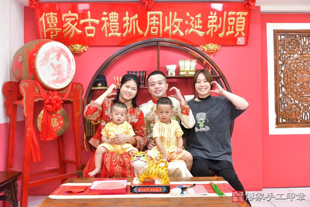 傳家手工印章台中店、抓周、度晬、中國風會場、抓周道具物品、抓周證書、滿周歲、睿睿寶寶、台中市、拍照、生日快樂 傳家手工印章台中店、抓周、度晬、中國風會場、抓周道具物品、抓周證書、滿周歲、睿睿寶寶、台中市、拍照、生日快樂