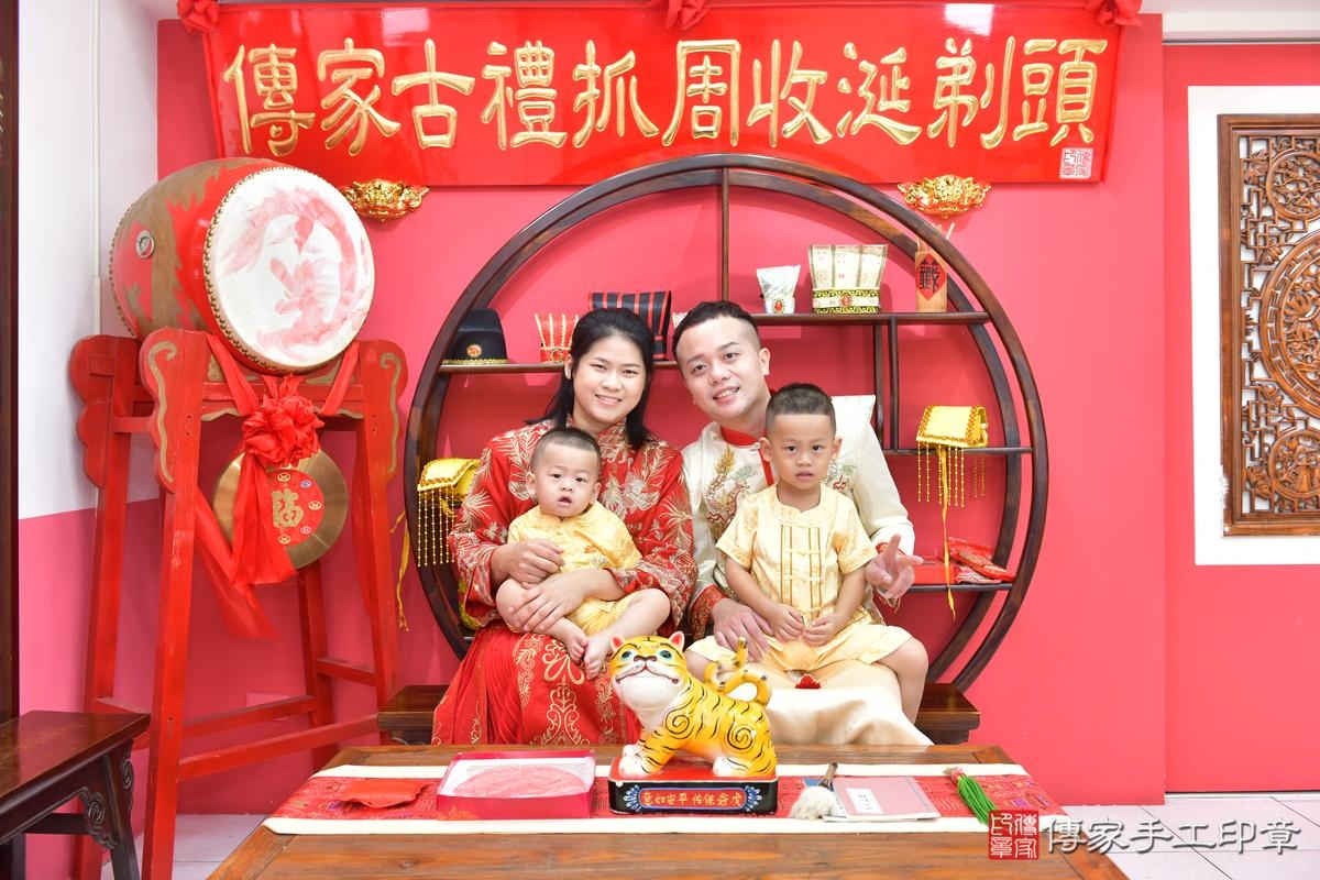 傳家手工印章台中店、抓周、度晬、中國風會場、抓周道具物品、抓周證書、滿周歲、睿睿寶寶、台中市、拍照、生日快樂 傳家手工印章台中店、抓周、度晬、中國風會場、抓周道具物品、抓周證書、滿周歲、睿睿寶寶、台中市、拍照、生日快樂