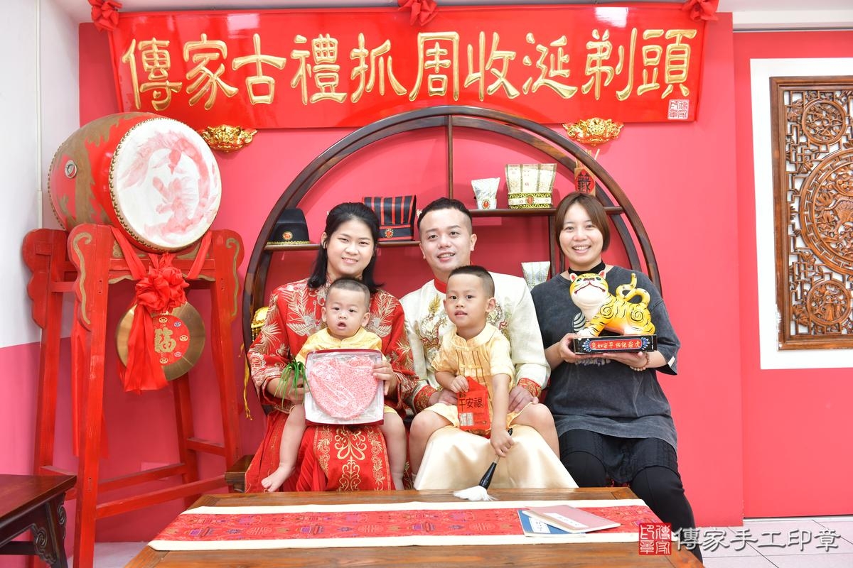 傳家手工印章台中店、抓周、度晬、中國風會場、抓周道具物品、抓周證書、滿周歲、睿睿寶寶、台中市、拍照、生日快樂 傳家手工印章台中店、抓周、度晬、中國風會場、抓周道具物品、抓周證書、滿周歲、睿睿寶寶、台中市、拍照、生日快樂
