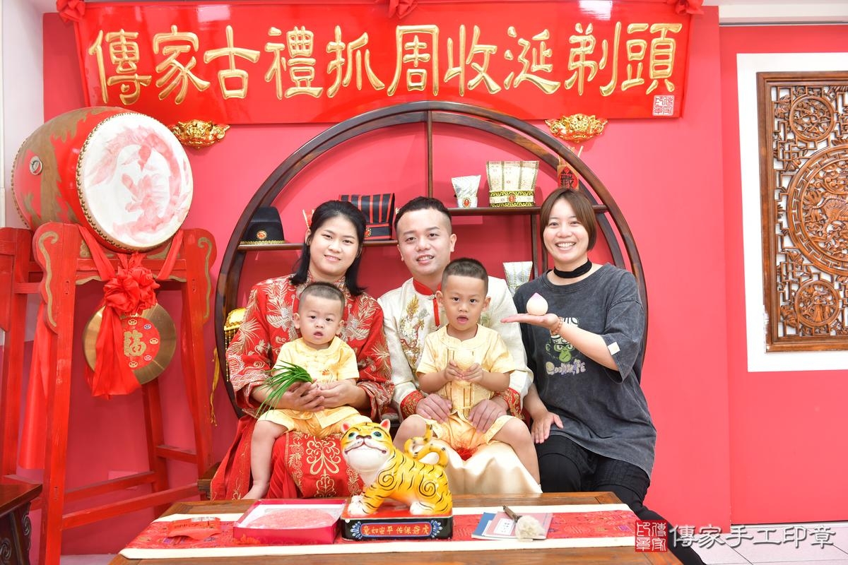 傳家手工印章台中店、抓周、度晬、中國風會場、抓周道具物品、抓周證書、滿周歲、睿睿寶寶、台中市、拍照、生日快樂 傳家手工印章台中店、抓周、度晬、中國風會場、抓周道具物品、抓周證書、滿周歲、睿睿寶寶、台中市、拍照、生日快樂