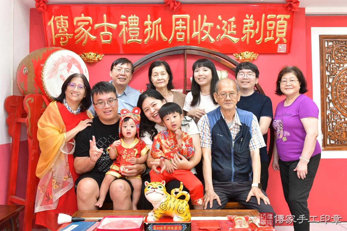 傳家手工印章台中店、抓周、度晬、中國風會場、抓周道具物品、抓周證書、滿周歲、小杰寶寶、台中市、拍照、生日快樂 傳家手工印章台中店、抓周、度晬、中國風會場、抓周道具物品、抓周證書、滿周歲、小杰寶寶、台中市、拍照、生日快樂