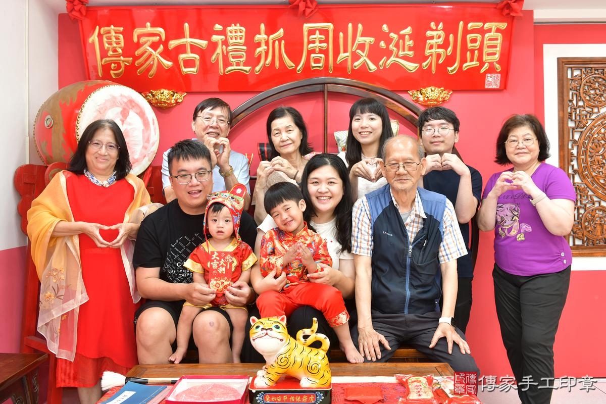 傳家手工印章台中店、抓周、度晬、中國風會場、抓周道具物品、抓周證書、滿周歲、小杰寶寶、台中市、拍照、生日快樂 傳家手工印章台中店、抓周、度晬、中國風會場、抓周道具物品、抓周證書、滿周歲、小杰寶寶、台中市、拍照、生日快樂