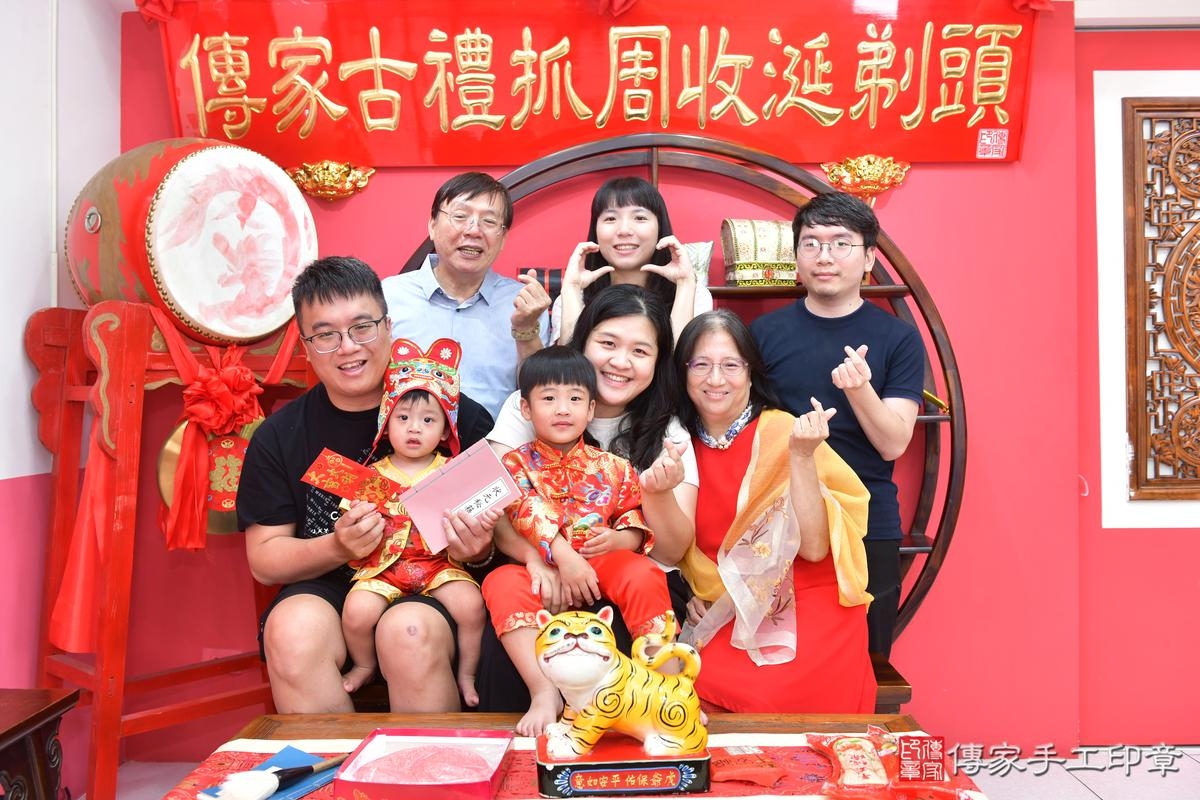 傳家手工印章台中店、抓周、度晬、中國風會場、抓周道具物品、抓周證書、滿周歲、小杰寶寶、台中市、拍照、生日快樂 傳家手工印章台中店、抓周、度晬、中國風會場、抓周道具物品、抓周證書、滿周歲、小杰寶寶、台中市、拍照、生日快樂