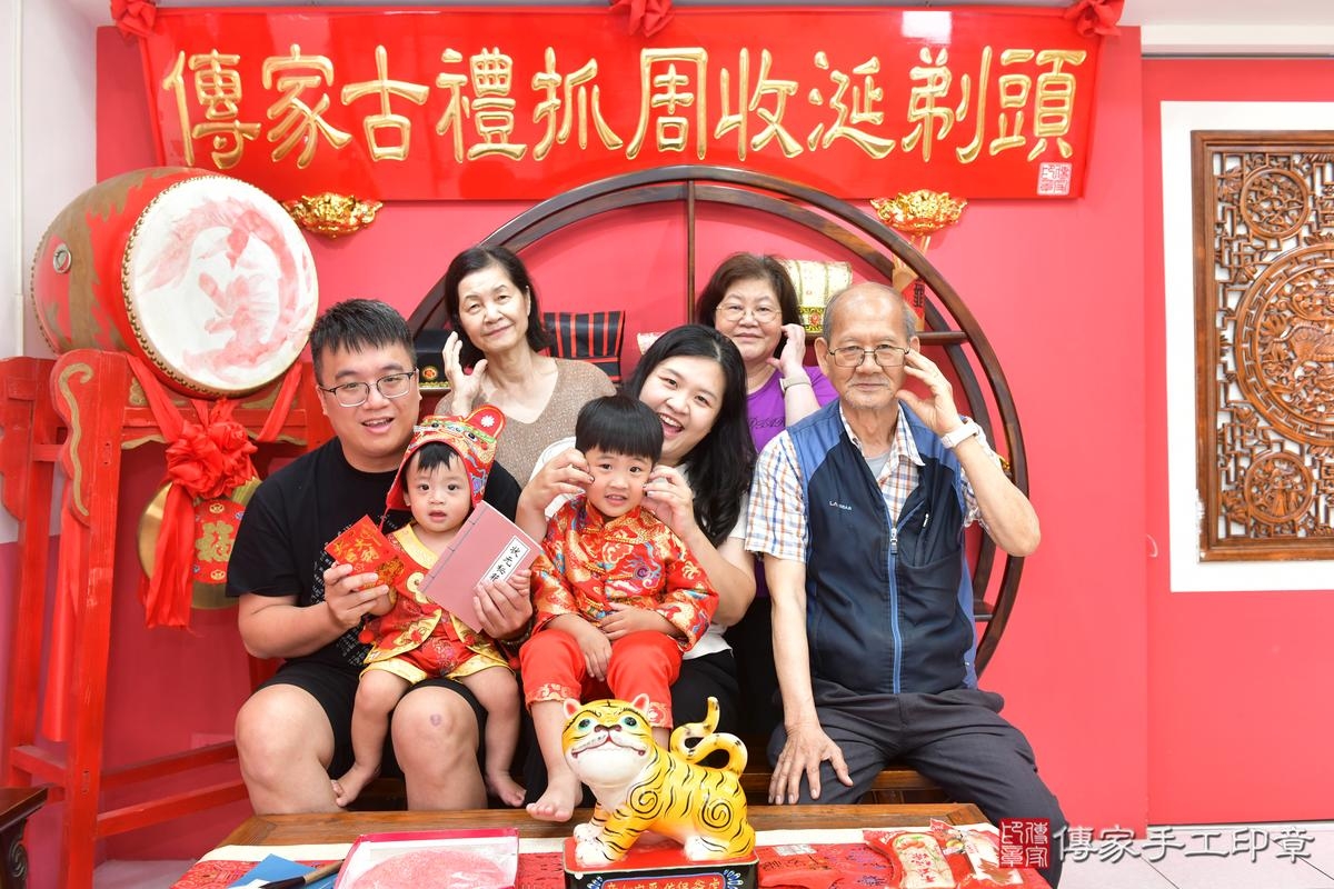 傳家手工印章台中店、抓周、度晬、中國風會場、抓周道具物品、抓周證書、滿周歲、小杰寶寶、台中市、拍照、生日快樂 傳家手工印章台中店、抓周、度晬、中國風會場、抓周道具物品、抓周證書、滿周歲、小杰寶寶、台中市、拍照、生日快樂