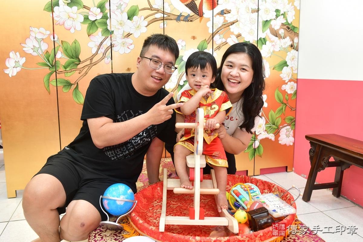 傳家手工印章台中店、抓周、度晬、中國風會場、抓周道具物品、抓周證書、滿周歲、小杰寶寶、台中市、拍照、生日快樂 傳家手工印章台中店、抓周、度晬、中國風會場、抓周道具物品、抓周證書、滿周歲、小杰寶寶、台中市、拍照、生日快樂