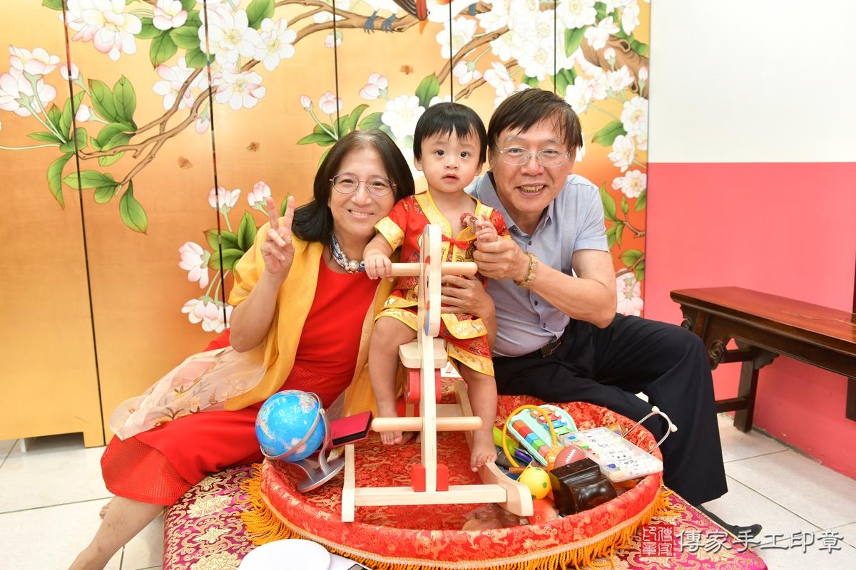 傳家手工印章台中店、抓周、度晬、中國風會場、抓周道具物品、抓周證書、滿周歲、小杰寶寶、台中市、拍照、生日快樂 傳家手工印章台中店、抓周、度晬、中國風會場、抓周道具物品、抓周證書、滿周歲、小杰寶寶、台中市、拍照、生日快樂