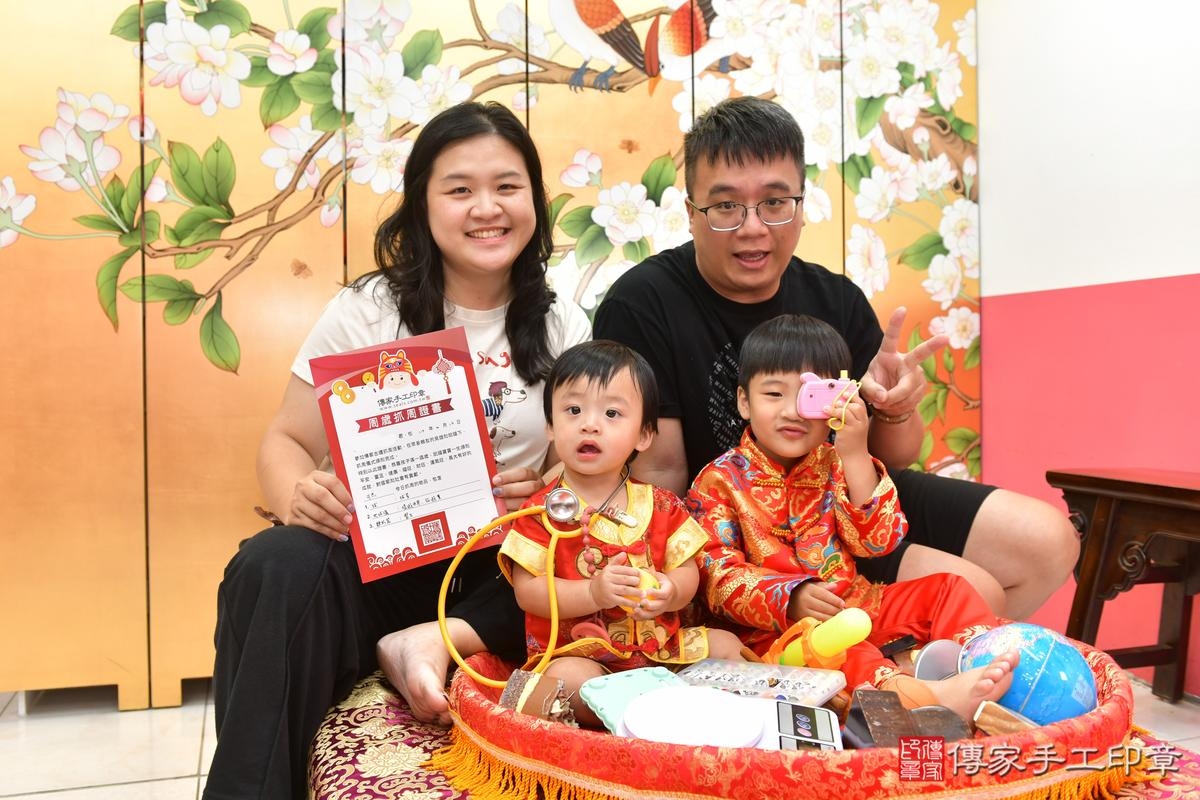 傳家手工印章台中店、抓周、度晬、中國風會場、抓周道具物品、抓周證書、滿周歲、小杰寶寶、台中市、拍照、生日快樂 傳家手工印章台中店、抓周、度晬、中國風會場、抓周道具物品、抓周證書、滿周歲、小杰寶寶、台中市、拍照、生日快樂