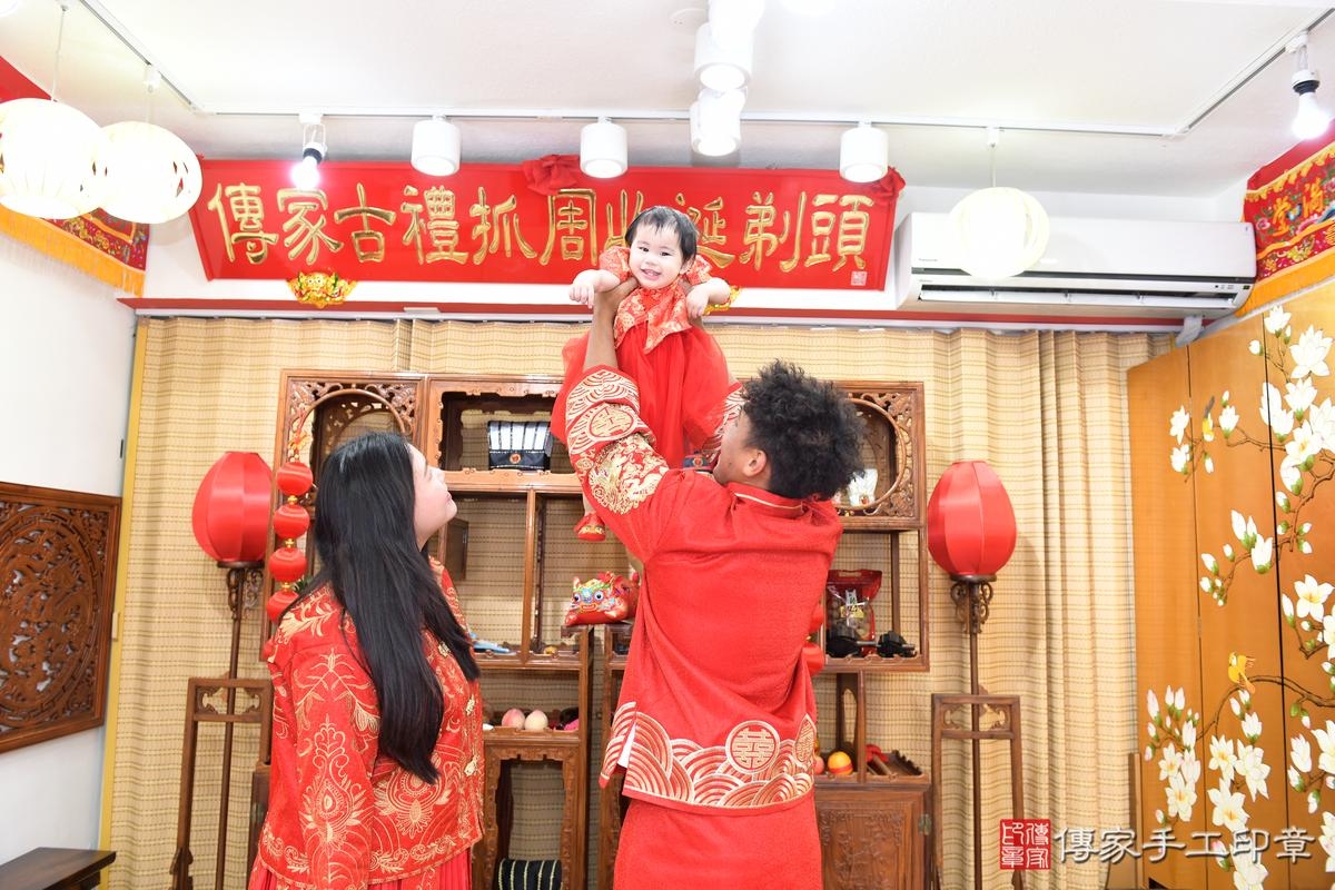 傳家手工印章高雄店、抓周、度晬、中國風會場、抓周道具物品、抓周證書、滿周歲、玥玥寶寶、台南市、拍照、生日快樂