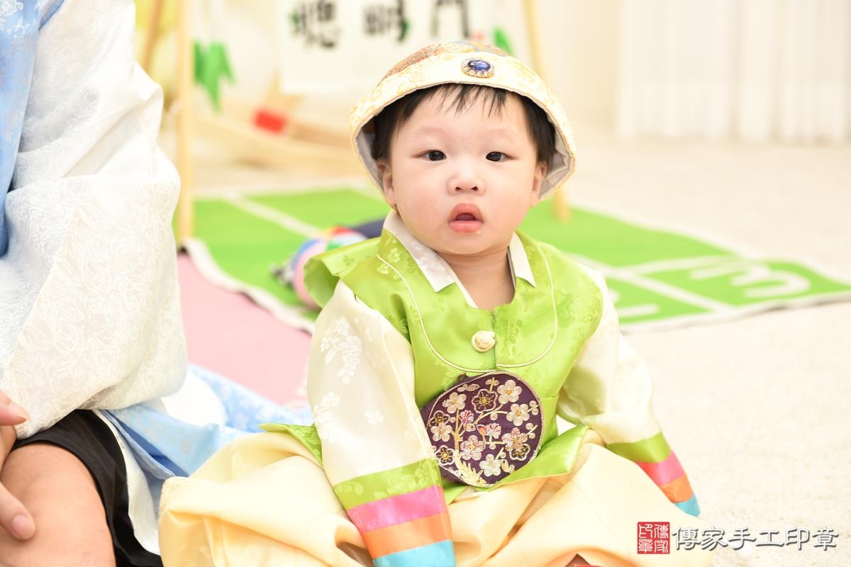 傳家手工印章高雄店、美式抓周、抓周道具、未來職業、滿周歲、小希寶寶、台南市、拍照、生日快樂 傳家手工印章高雄店、美式抓周、抓周道具、未來職業、滿周歲、小希寶寶、台南市、拍照、生日快樂