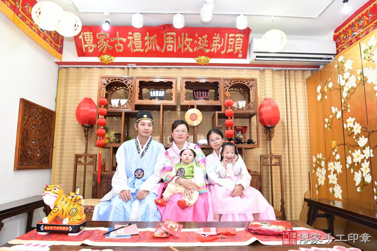 傳家手工印章高雄店、美式抓周、抓周道具、未來職業、滿周歲、小希寶寶、台南市、拍照、生日快樂 傳家手工印章高雄店、美式抓周、抓周道具、未來職業、滿周歲、小希寶寶、台南市、拍照、生日快樂