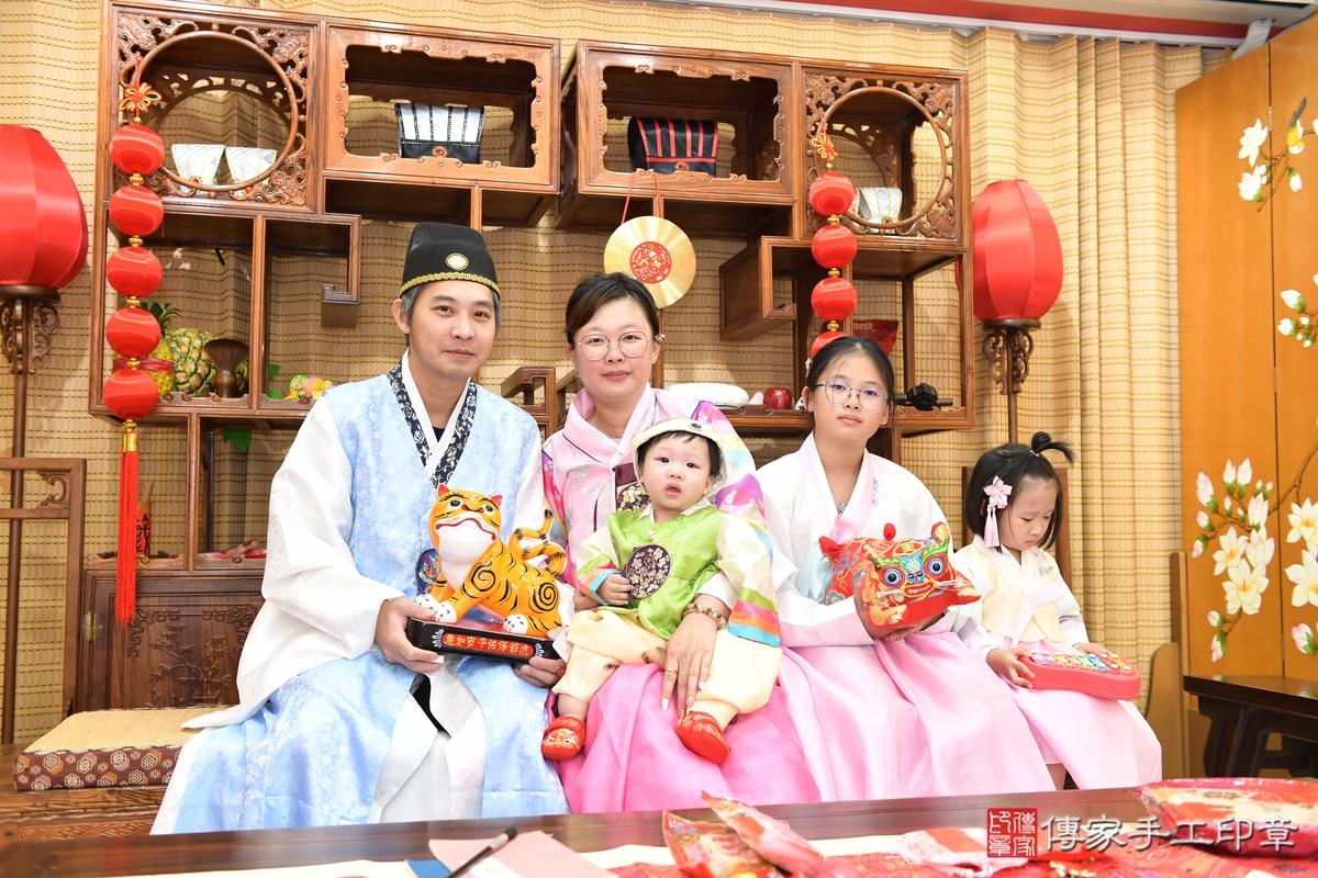 傳家手工印章高雄店、美式抓周、抓周道具、未來職業、滿周歲、小希寶寶、台南市、拍照、生日快樂 傳家手工印章高雄店、美式抓周、抓周道具、未來職業、滿周歲、小希寶寶、台南市、拍照、生日快樂
