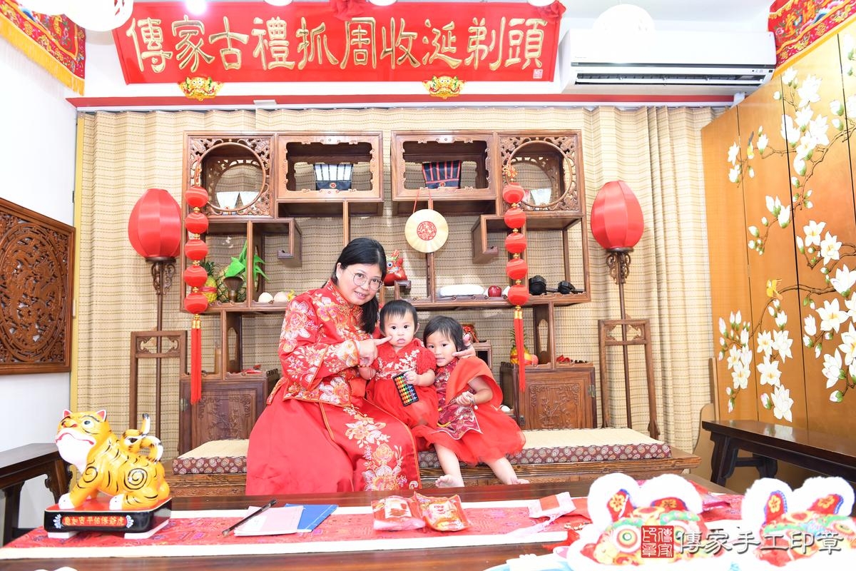 傳家手工印章高雄店、抓周、度晬、中國風會場、抓周道具物品、抓周證書、滿周歲、婕婕寶寶、台南市、拍照、生日快樂