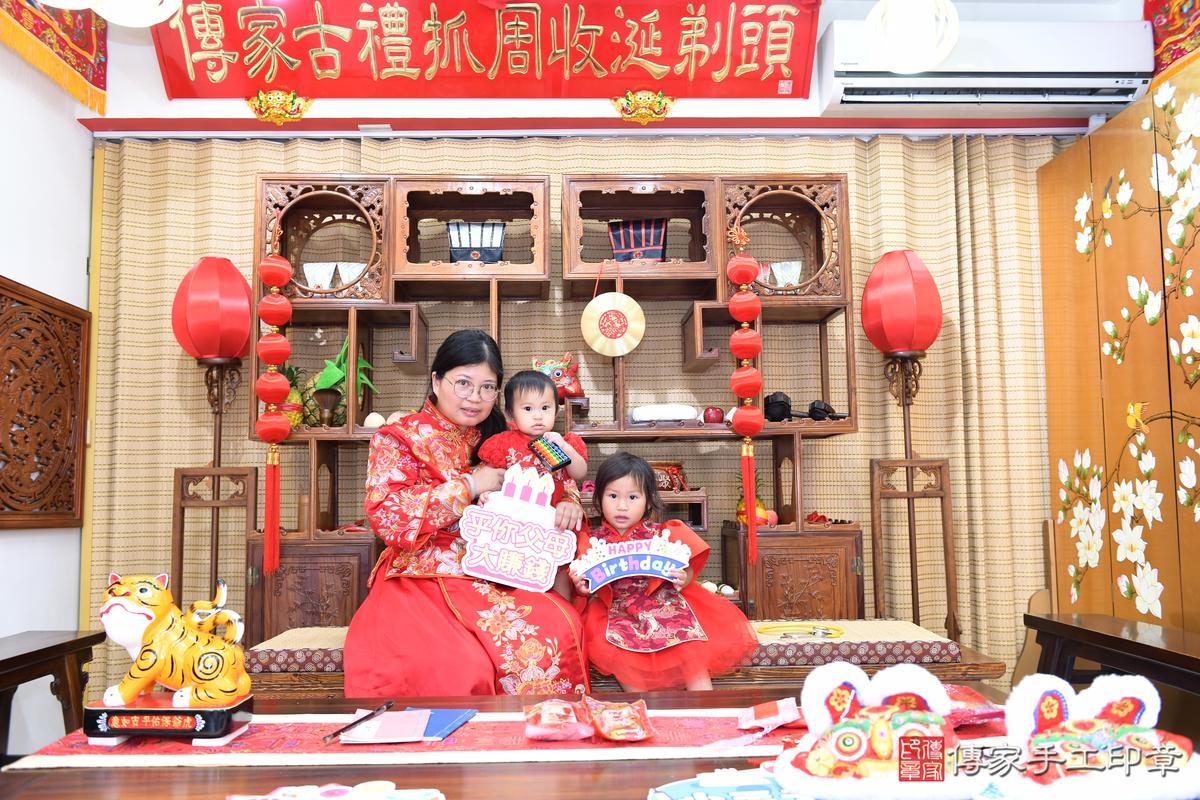 傳家手工印章高雄店、抓周、度晬、中國風會場、抓周道具物品、抓周證書、滿周歲、婕婕寶寶、台南市、拍照、生日快樂