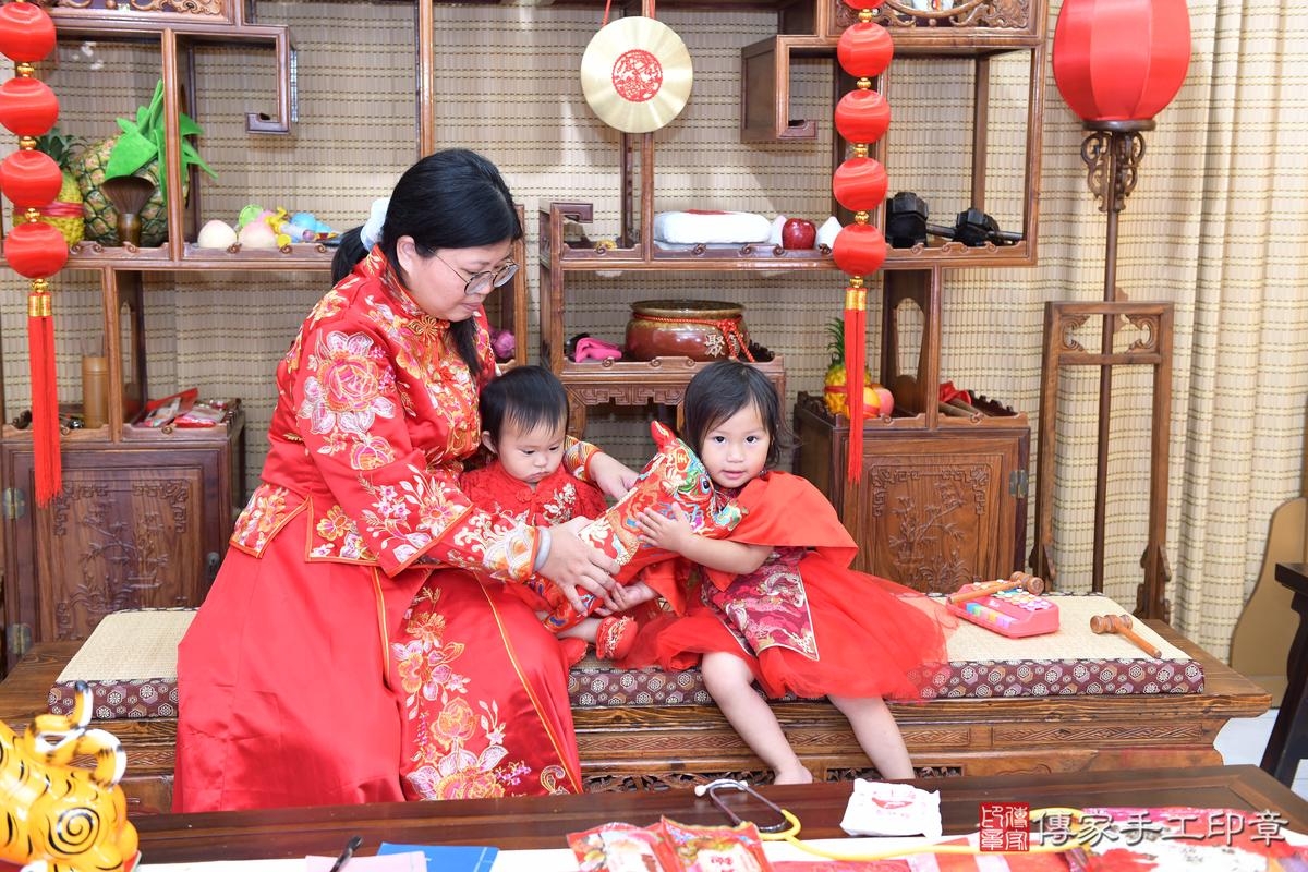 傳家手工印章高雄店、抓周、度晬、中國風會場、抓周道具物品、抓周證書、滿周歲、婕婕寶寶、台南市、拍照、生日快樂