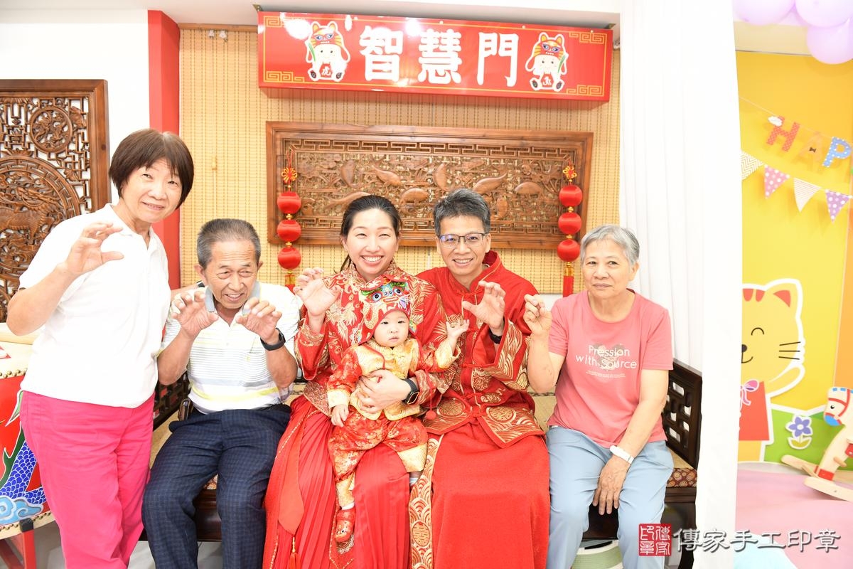 傳家手工印章高雄店、抓周、度晬、中國風會場、抓周道具物品、抓周證書、滿周歲、小宇寶寶、台南市、拍照、生日快樂
