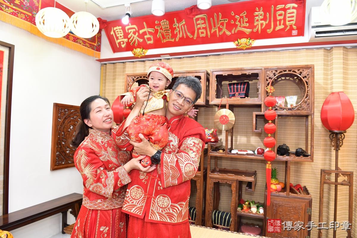 傳家手工印章高雄店、抓周、度晬、中國風會場、抓周道具物品、抓周證書、滿周歲、小宇寶寶、台南市、拍照、生日快樂