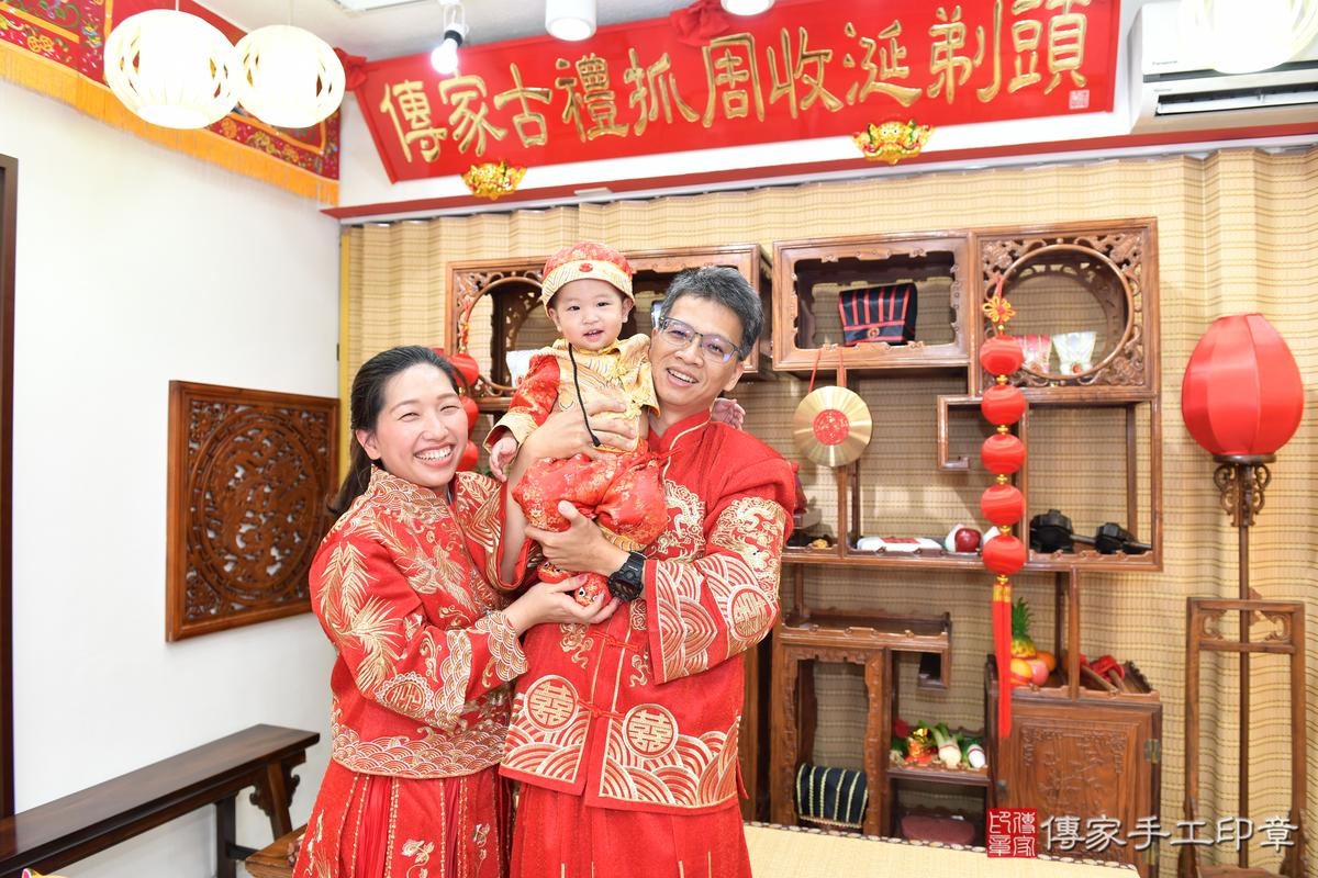 傳家手工印章高雄店、抓周、度晬、中國風會場、抓周道具物品、抓周證書、滿周歲、小宇寶寶、台南市、拍照、生日快樂