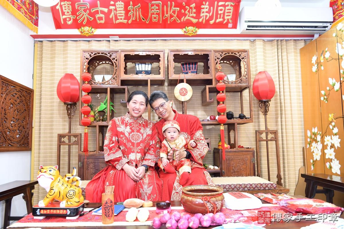 傳家手工印章高雄店、抓周、度晬、中國風會場、抓周道具物品、抓周證書、滿周歲、小宇寶寶、台南市、拍照、生日快樂