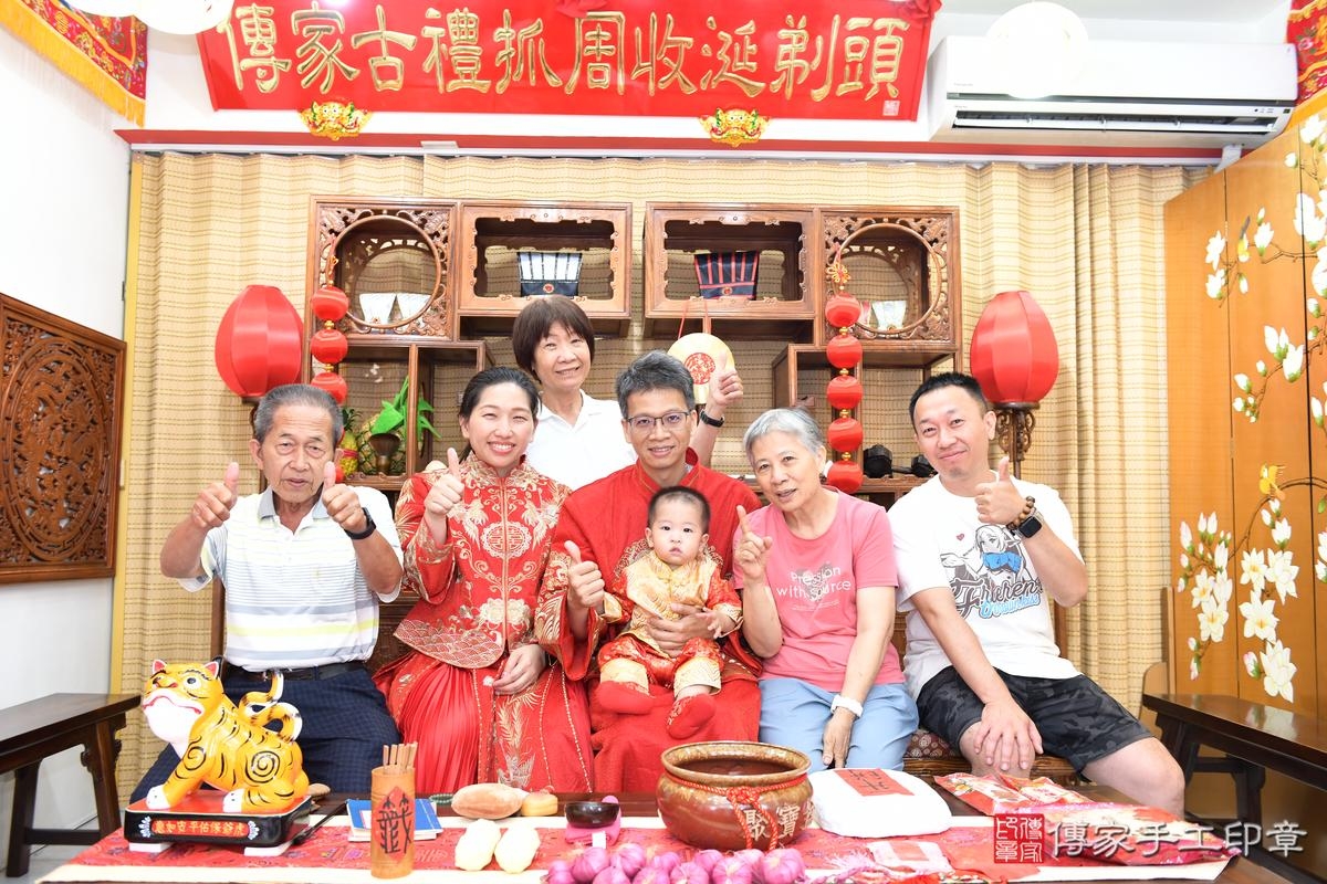 傳家手工印章高雄店、抓周、度晬、中國風會場、抓周道具物品、抓周證書、滿周歲、小宇寶寶、台南市、拍照、生日快樂