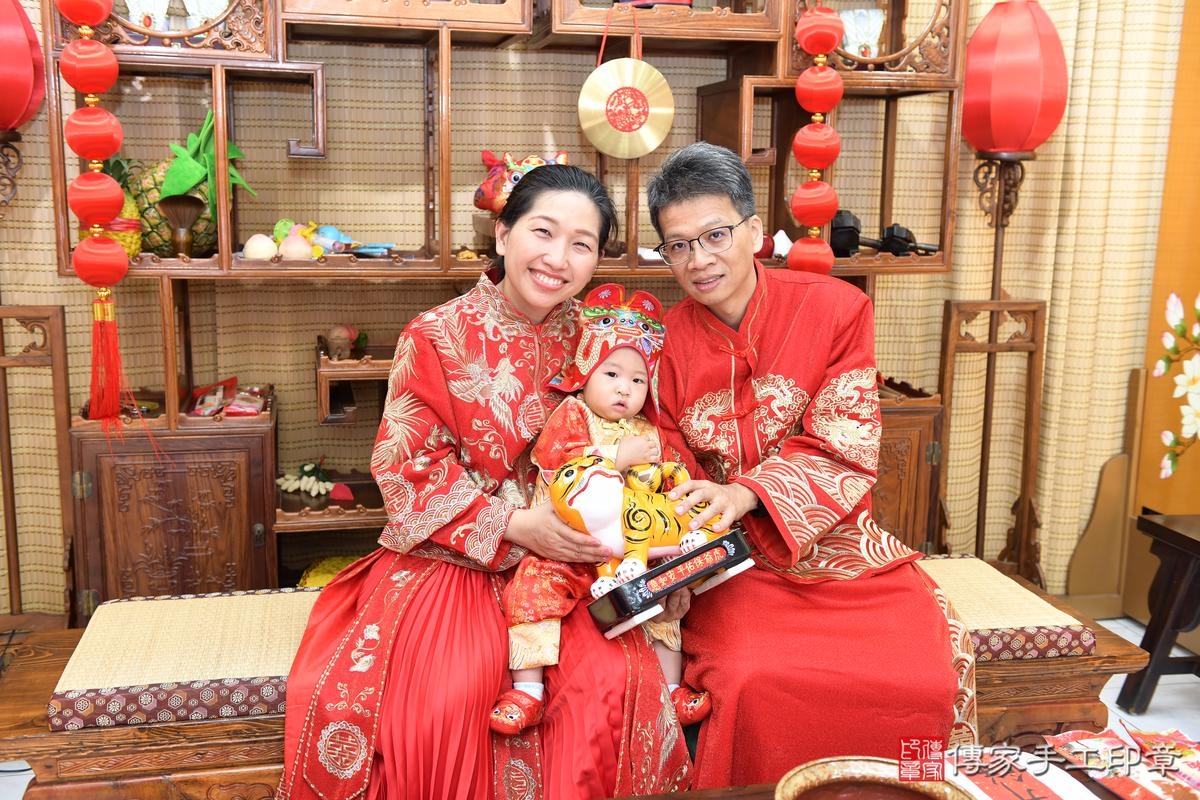 傳家手工印章高雄店、抓周、度晬、中國風會場、抓周道具物品、抓周證書、滿周歲、小宇寶寶、台南市、拍照、生日快樂