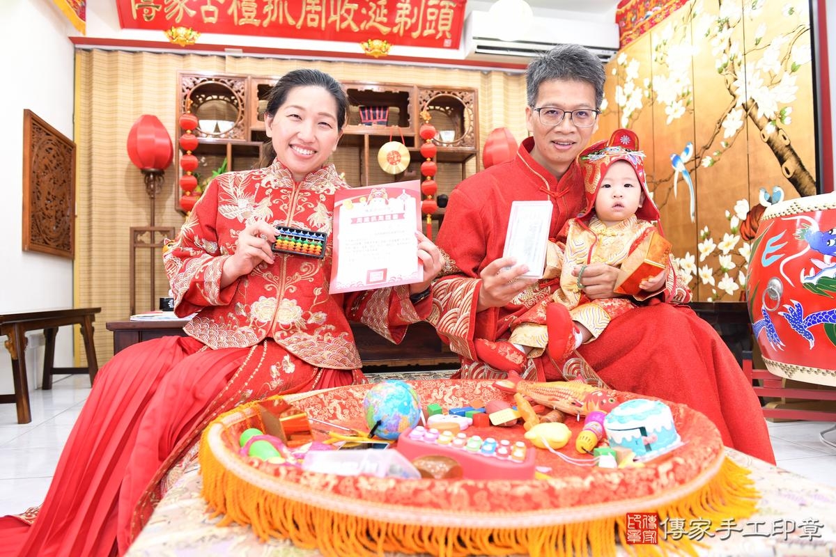 傳家手工印章高雄店、抓周、度晬、中國風會場、抓周道具物品、抓周證書、滿周歲、小宇寶寶、台南市、拍照、生日快樂