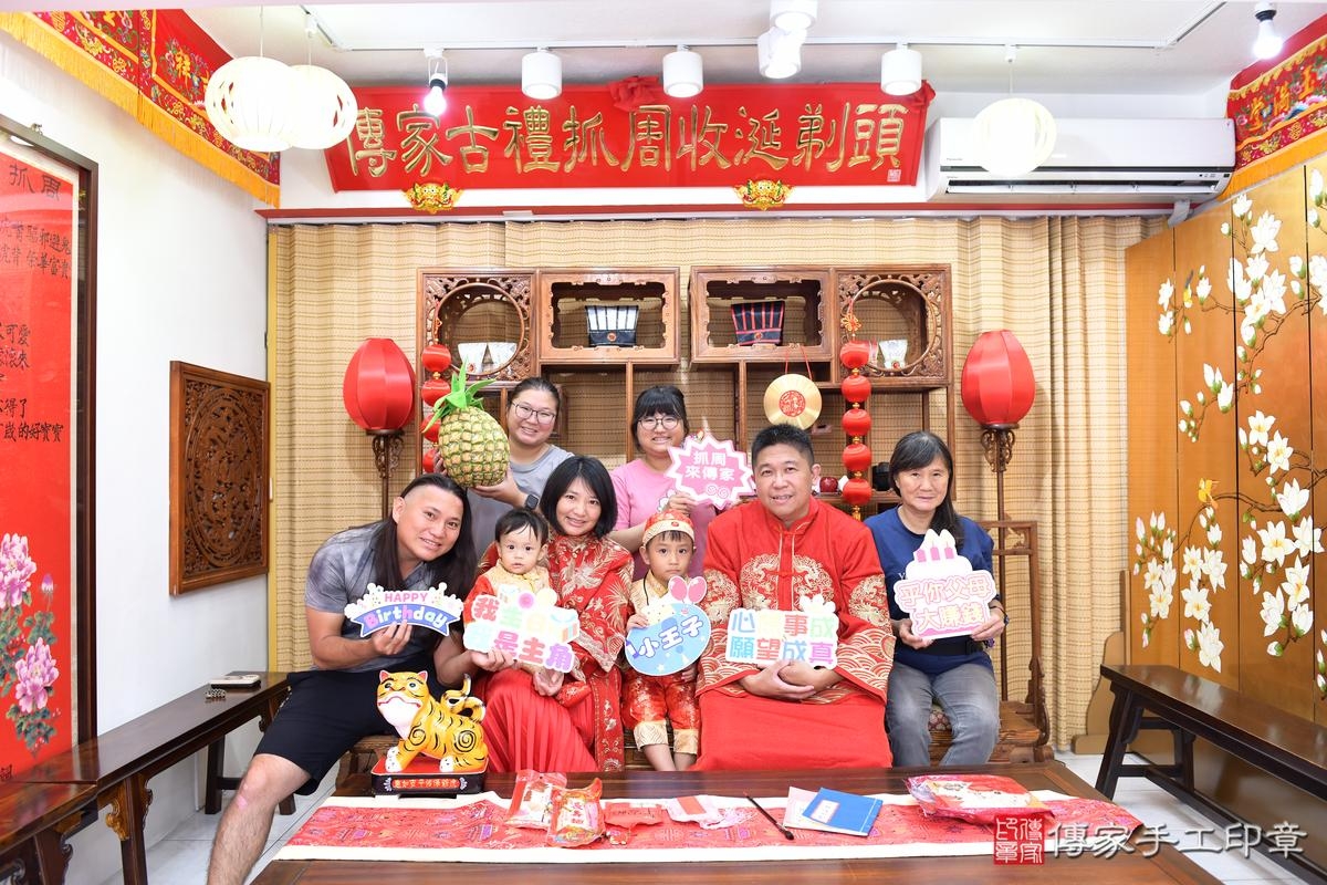 傳家手工印章高雄店、美式抓周、抓周道具、未來職業、滿周歲、小宇寶寶、台南市、拍照、生日快樂 傳家手工印章高雄店、美式抓周、抓周道具、未來職業、滿周歲、小宇寶寶、台南市、拍照、生日快樂