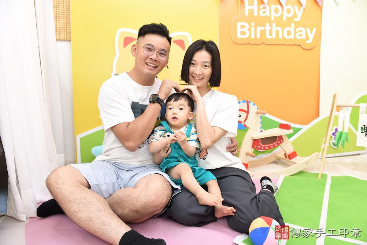 傳家手工印章高雄店、美式抓周、抓周道具、未來職業、滿周歲、小瑞寶寶、台南市、拍照、生日快樂 傳家手工印章高雄店、美式抓周、抓周道具、未來職業、滿周歲、小瑞寶寶、台南市、拍照、生日快樂