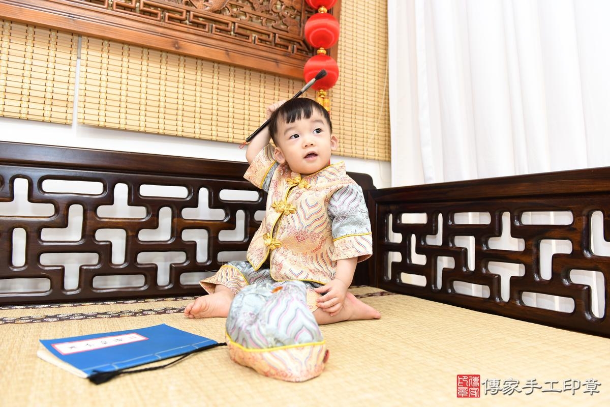 傳家手工印章高雄店、美式抓周、抓周道具、未來職業、滿周歲、小瑞寶寶、台南市、拍照、生日快樂 傳家手工印章高雄店、美式抓周、抓周道具、未來職業、滿周歲、小瑞寶寶、台南市、拍照、生日快樂