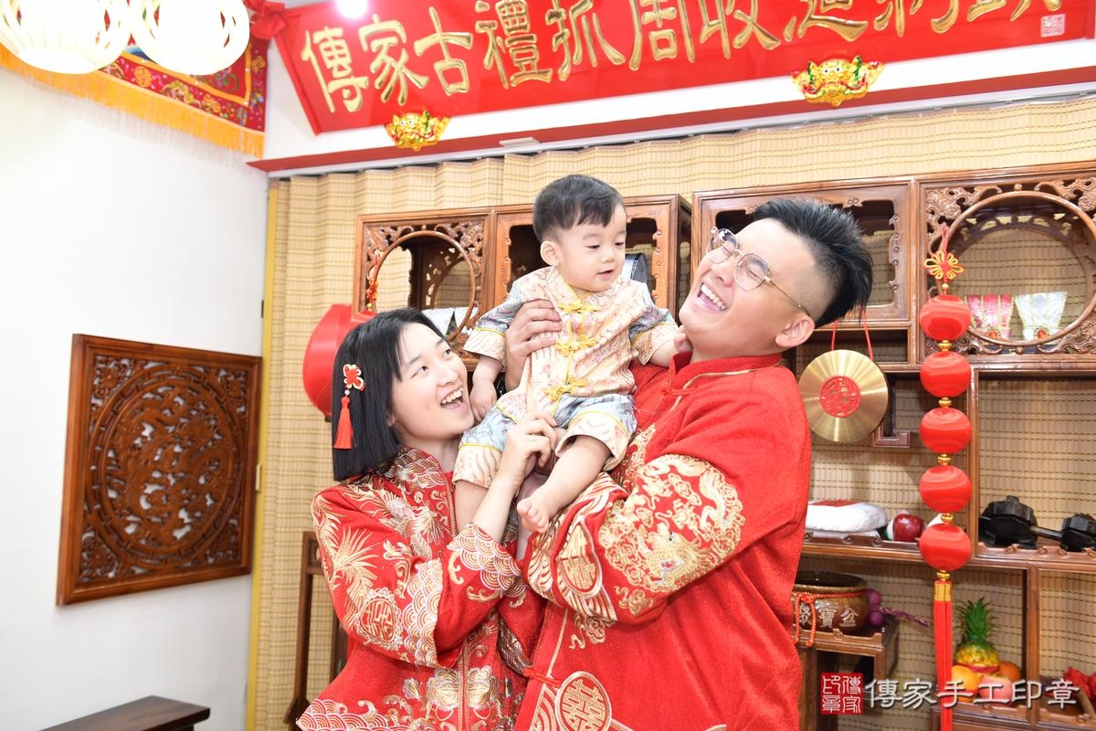 傳家手工印章高雄店、美式抓周、抓周道具、未來職業、滿周歲、小瑞寶寶、台南市、拍照、生日快樂 傳家手工印章高雄店、美式抓周、抓周道具、未來職業、滿周歲、小瑞寶寶、台南市、拍照、生日快樂