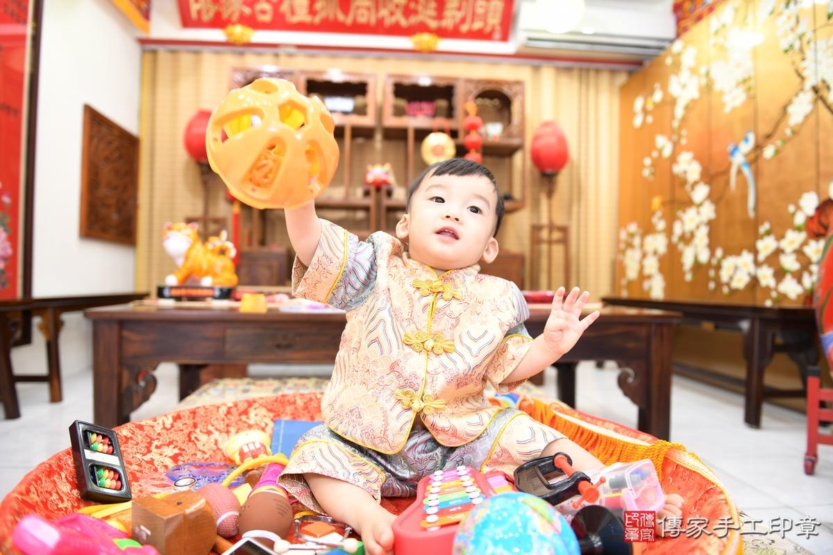 傳家手工印章高雄店、美式抓周、抓周道具、未來職業、滿周歲、小瑞寶寶、台南市、拍照、生日快樂 傳家手工印章高雄店、美式抓周、抓周道具、未來職業、滿周歲、小瑞寶寶、台南市、拍照、生日快樂