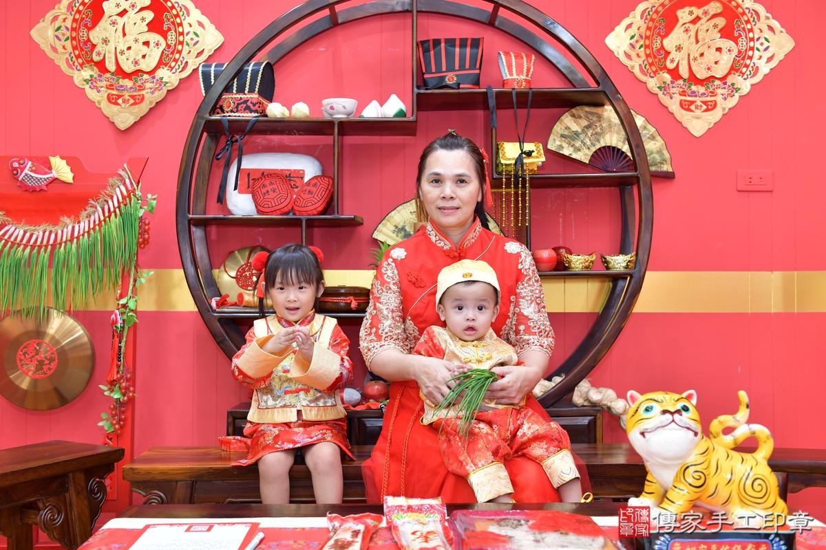 傳家手工印章桃園店、抓周、度晬、中國風會場、抓周道具物品、抓周證書、滿周歲、小宏寶寶、桃園市、拍照、生日快樂