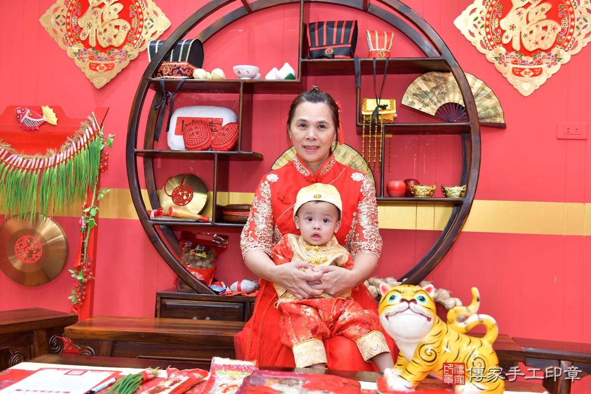 傳家手工印章桃園店、抓周、度晬、中國風會場、抓周道具物品、抓周證書、滿周歲、小宏寶寶、桃園市、拍照、生日快樂