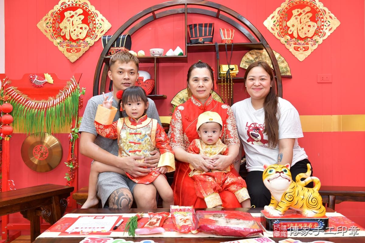 傳家手工印章桃園店、抓周、度晬、中國風會場、抓周道具物品、抓周證書、滿周歲、小宏寶寶、桃園市、拍照、生日快樂