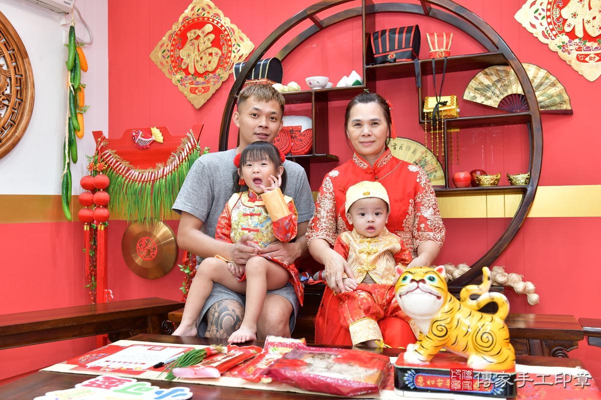 傳家手工印章桃園店、抓周、度晬、中國風會場、抓周道具物品、抓周證書、滿周歲、小宏寶寶、桃園市、拍照、生日快樂