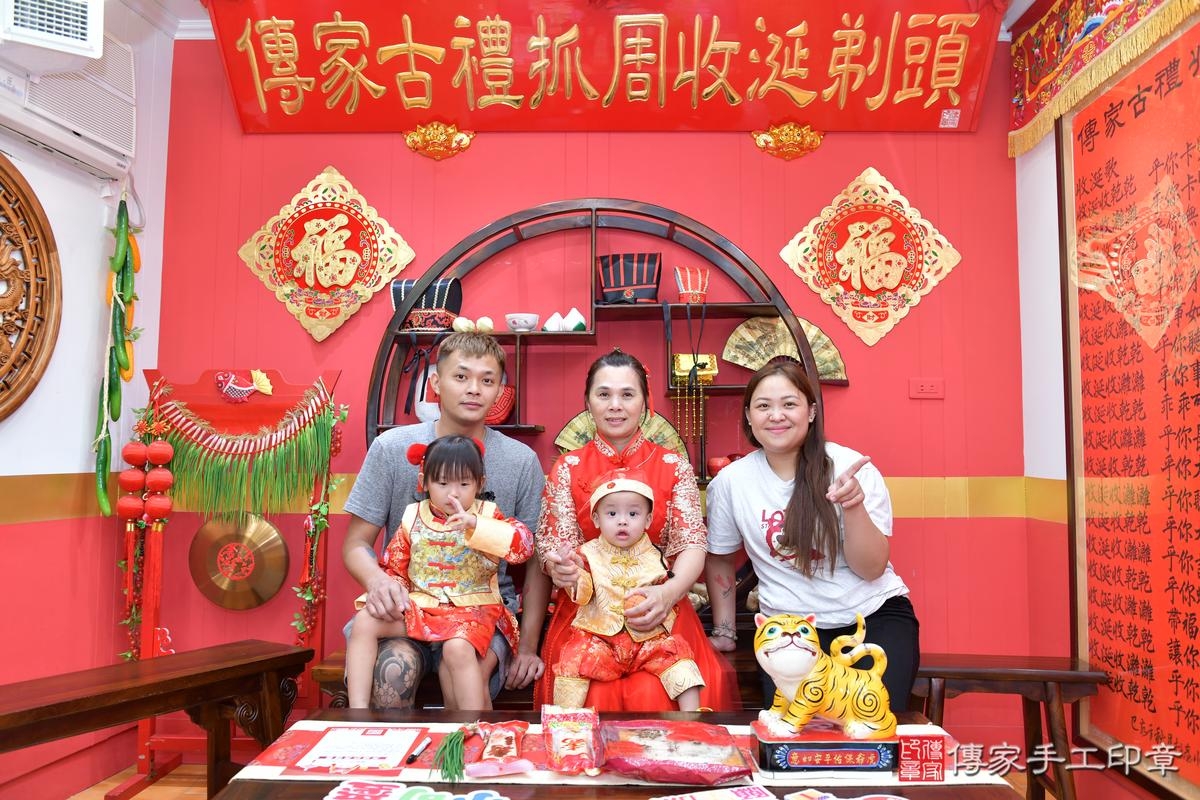 傳家手工印章桃園店、抓周、度晬、中國風會場、抓周道具物品、抓周證書、滿周歲、小宏寶寶、桃園市、拍照、生日快樂