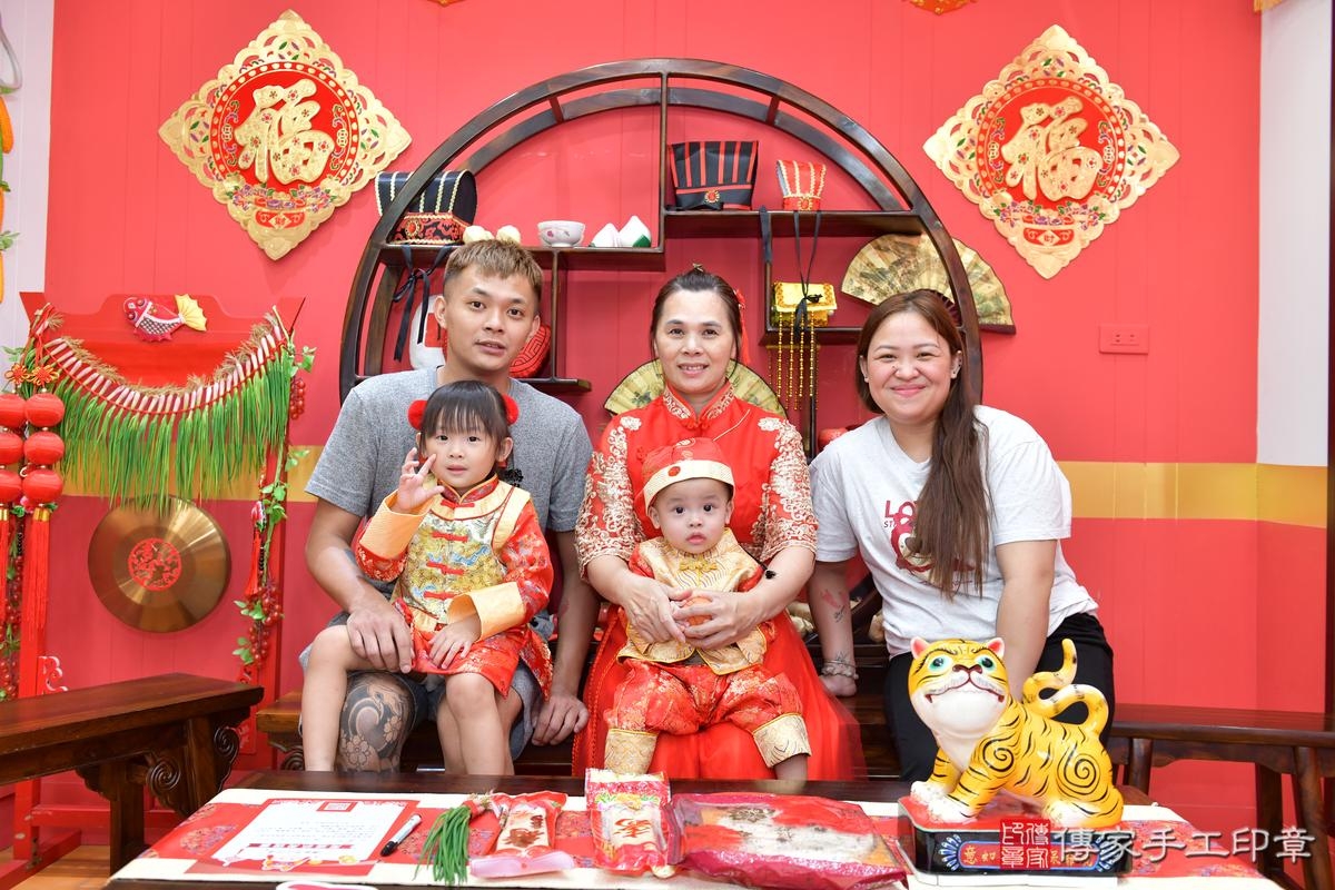 傳家手工印章桃園店、抓周、度晬、中國風會場、抓周道具物品、抓周證書、滿周歲、小宏寶寶、桃園市、拍照、生日快樂