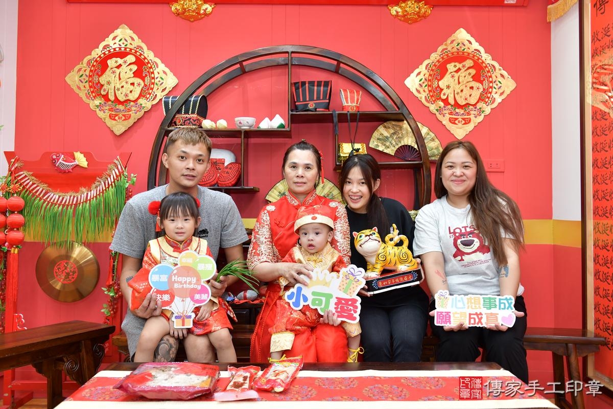 傳家手工印章桃園店、抓周、度晬、中國風會場、抓周道具物品、抓周證書、滿周歲、小宏寶寶、桃園市、拍照、生日快樂