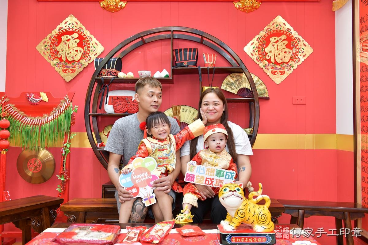 傳家手工印章桃園店、抓周、度晬、中國風會場、抓周道具物品、抓周證書、滿周歲、小宏寶寶、桃園市、拍照、生日快樂