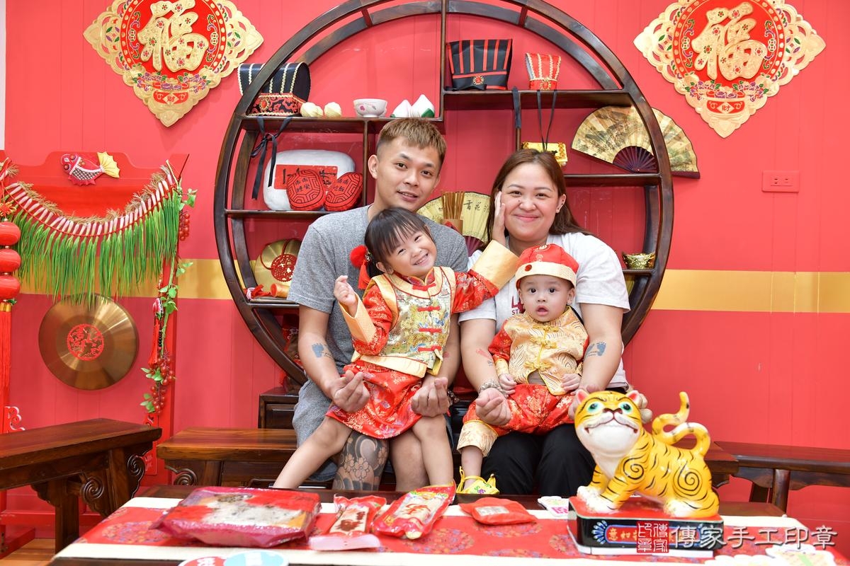 傳家手工印章桃園店、抓周、度晬、中國風會場、抓周道具物品、抓周證書、滿周歲、小宏寶寶、桃園市、拍照、生日快樂