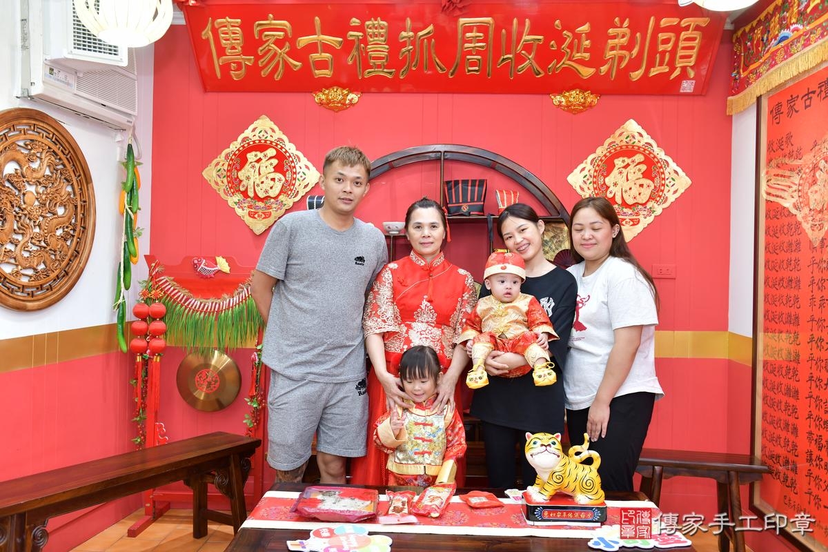 傳家手工印章桃園店、抓周、度晬、中國風會場、抓周道具物品、抓周證書、滿周歲、小宏寶寶、桃園市、拍照、生日快樂