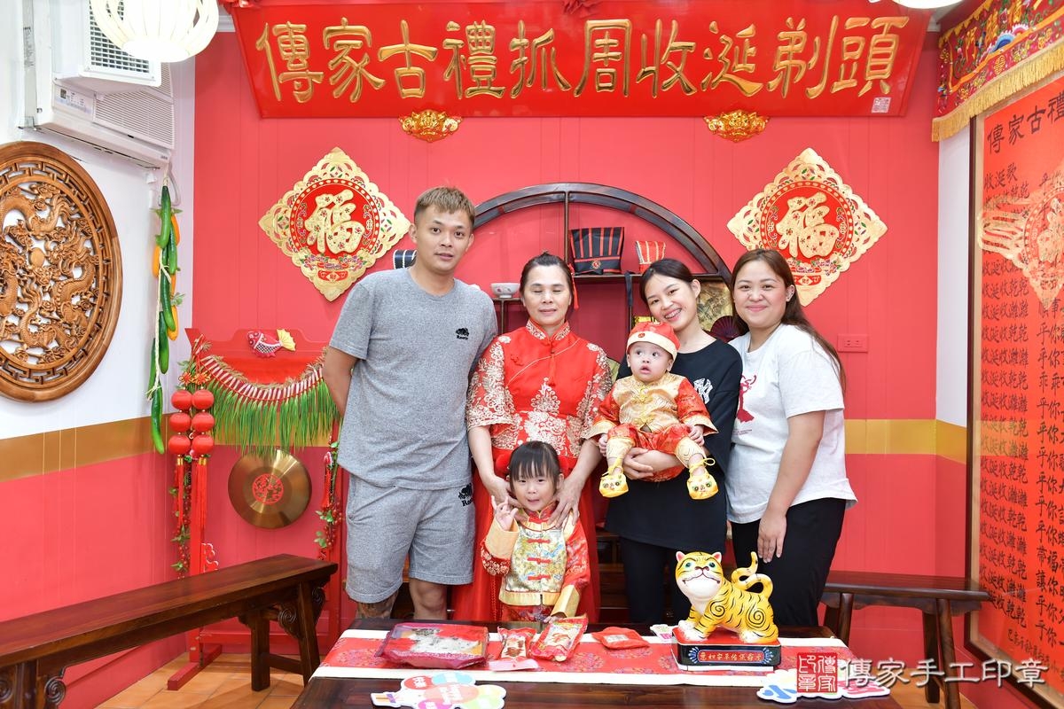 傳家手工印章桃園店、抓周、度晬、中國風會場、抓周道具物品、抓周證書、滿周歲、小宏寶寶、桃園市、拍照、生日快樂
