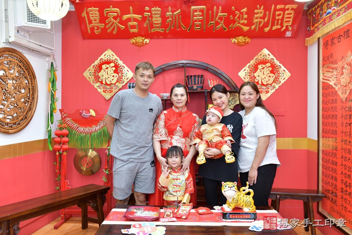 傳家手工印章桃園店、抓周、度晬、中國風會場、抓周道具物品、抓周證書、滿周歲、小宏寶寶、桃園市、拍照、生日快樂