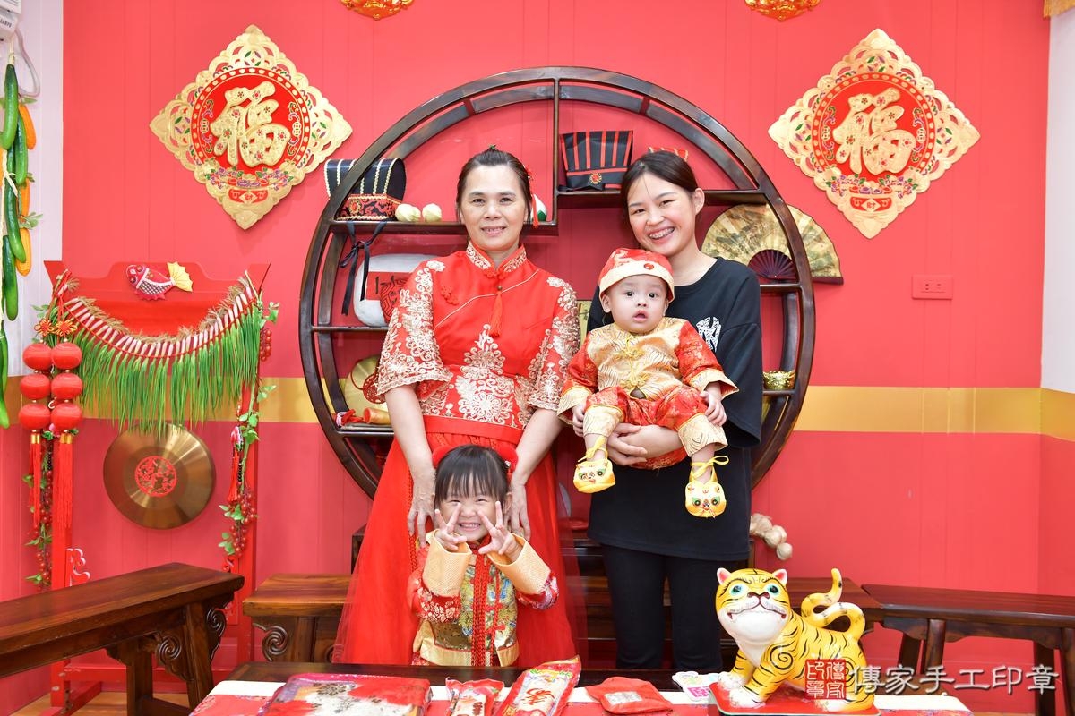 傳家手工印章桃園店、抓周、度晬、中國風會場、抓周道具物品、抓周證書、滿周歲、小宏寶寶、桃園市、拍照、生日快樂