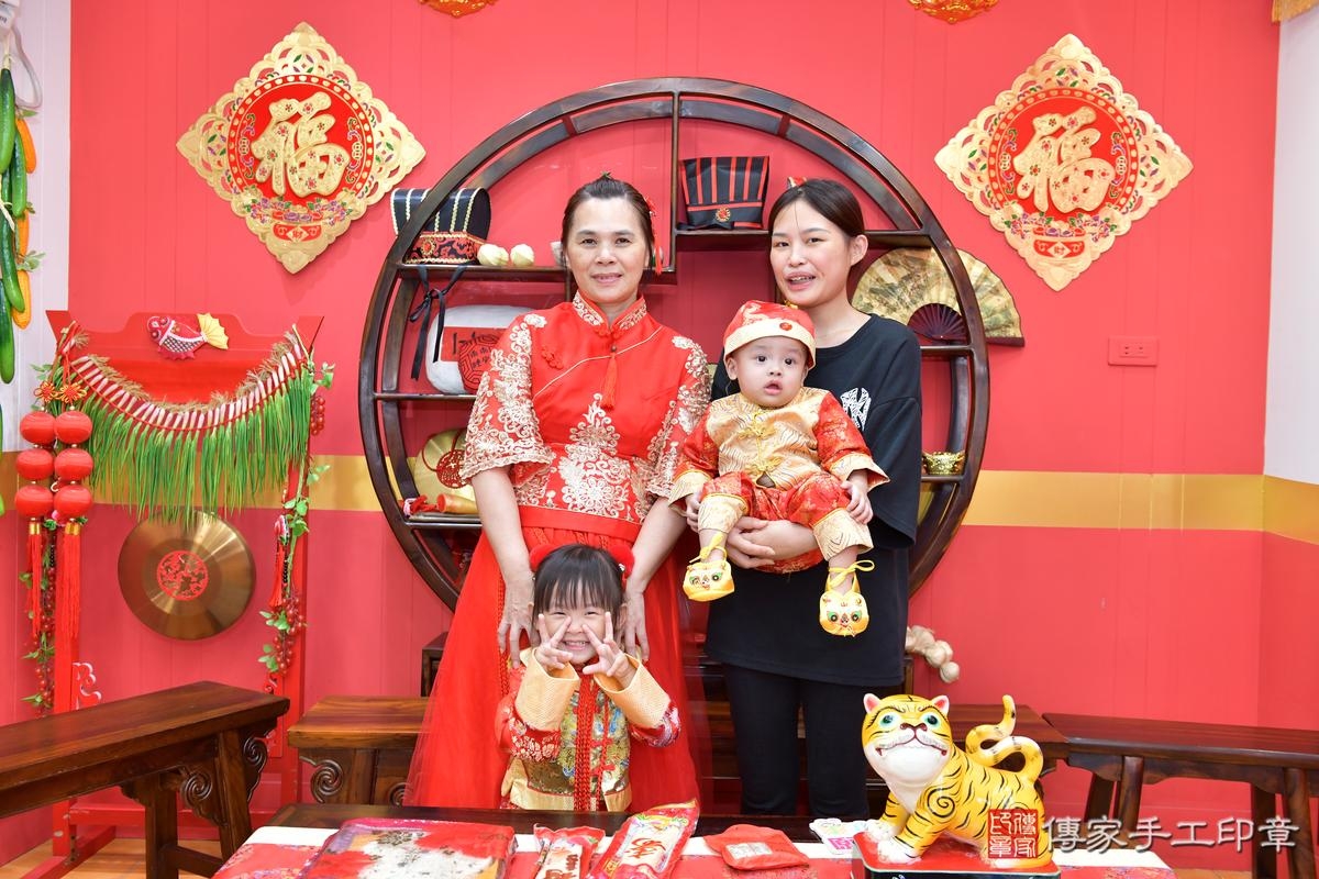 傳家手工印章桃園店、抓周、度晬、中國風會場、抓周道具物品、抓周證書、滿周歲、小宏寶寶、桃園市、拍照、生日快樂