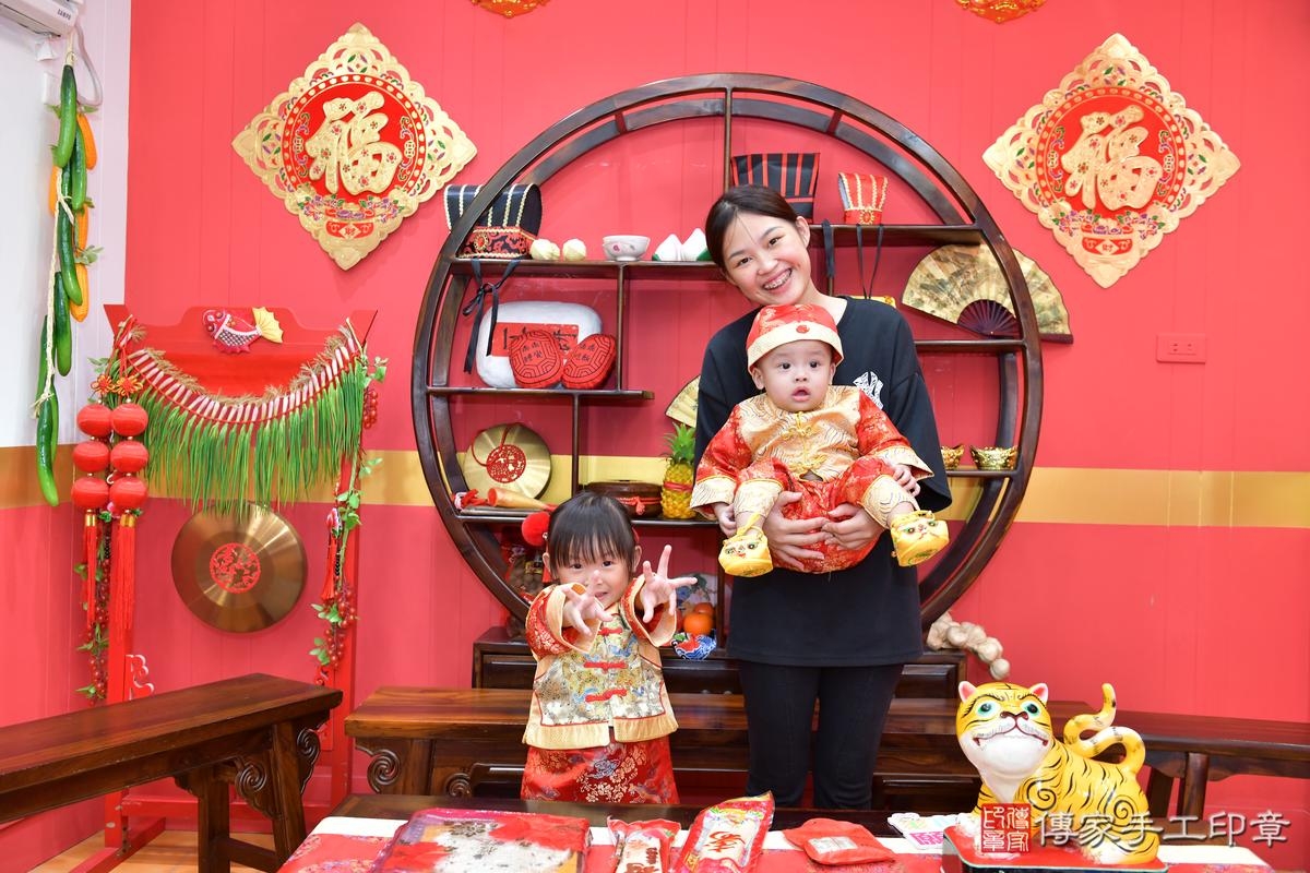 傳家手工印章桃園店、抓周、度晬、中國風會場、抓周道具物品、抓周證書、滿周歲、小宏寶寶、桃園市、拍照、生日快樂