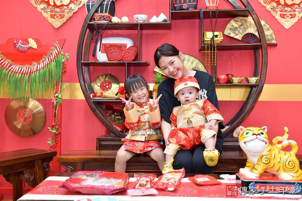 傳家手工印章桃園店、抓周、度晬、中國風會場、抓周道具物品、抓周證書、滿周歲、小宏寶寶、桃園市、拍照、生日快樂