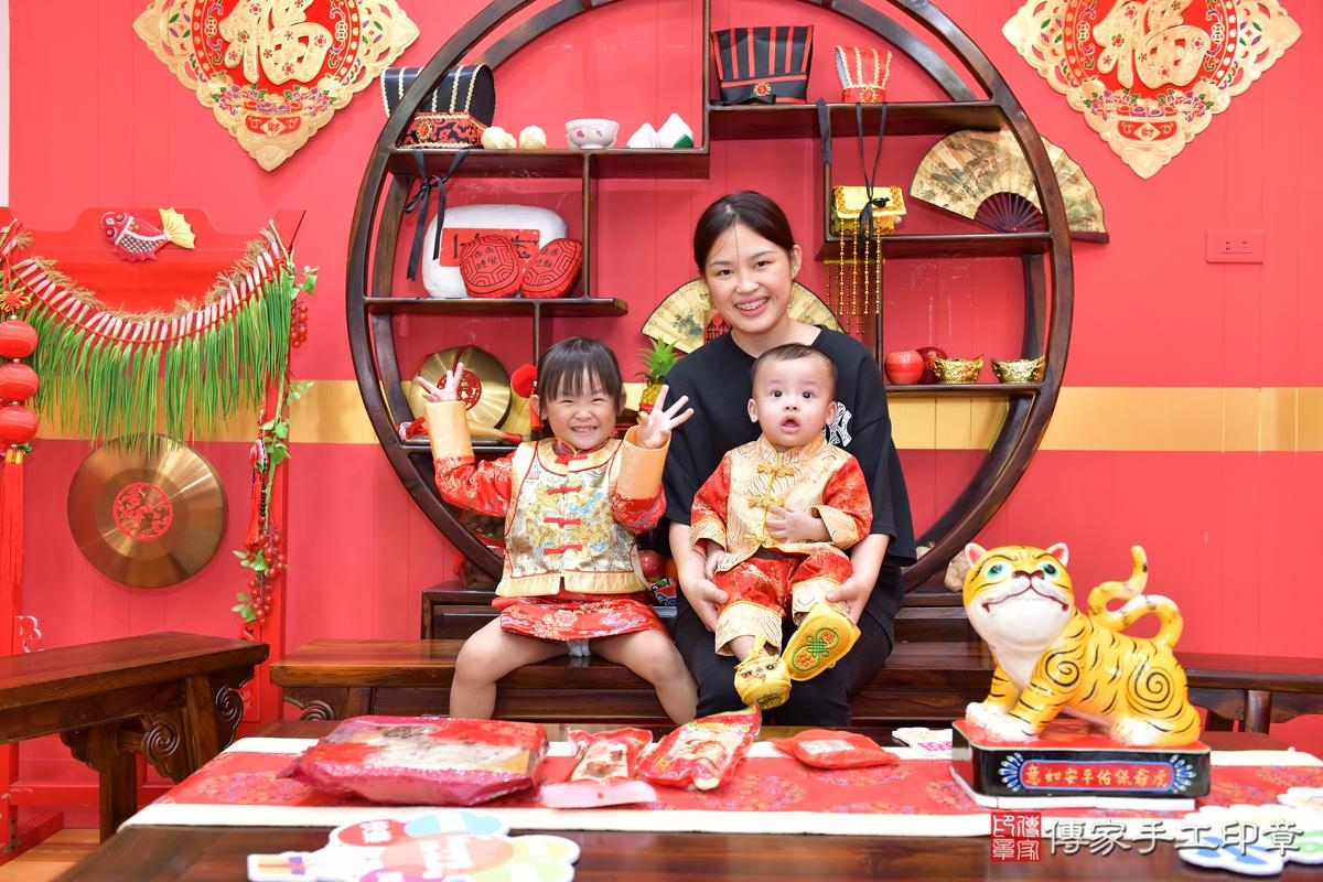 傳家手工印章桃園店、抓周、度晬、中國風會場、抓周道具物品、抓周證書、滿周歲、小宏寶寶、桃園市、拍照、生日快樂