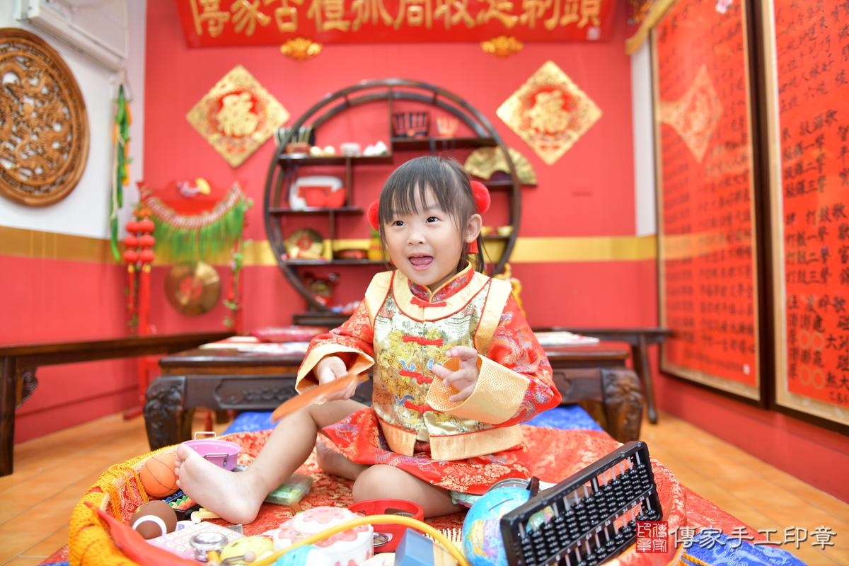傳家手工印章桃園店、抓周、度晬、中國風會場、抓周道具物品、抓周證書、滿周歲、小宏寶寶、桃園市、拍照、生日快樂