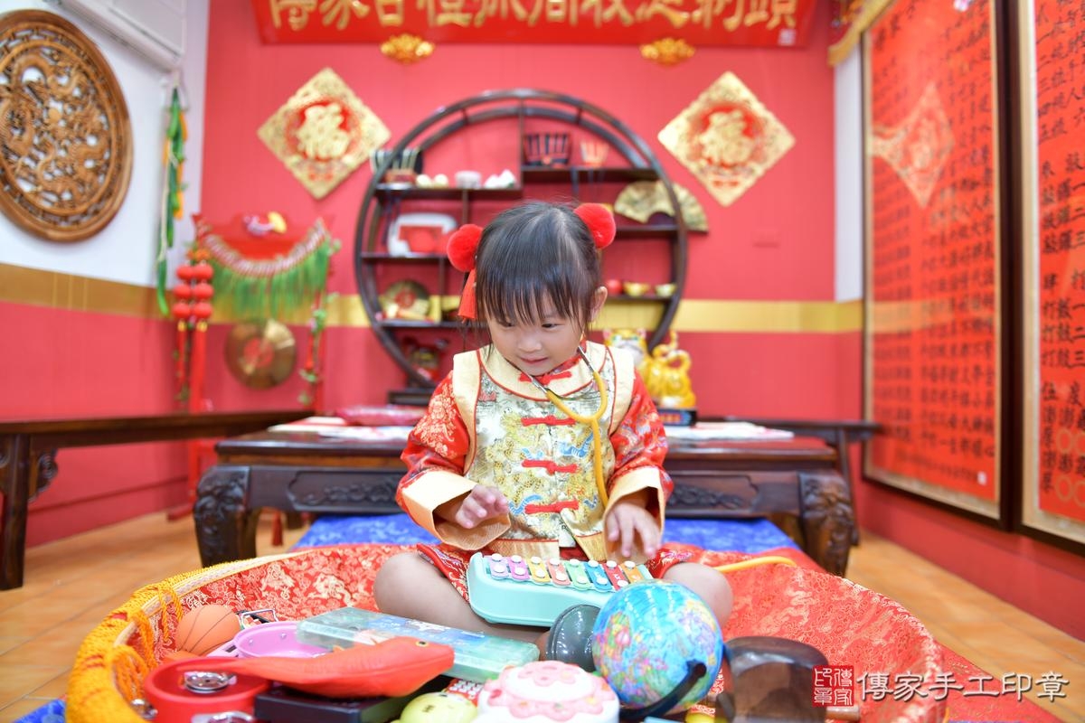 傳家手工印章桃園店、抓周、度晬、中國風會場、抓周道具物品、抓周證書、滿周歲、小宏寶寶、桃園市、拍照、生日快樂